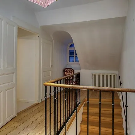 Bedroom 1 - Elegance & Comfort - Coliving Historic House 게스트하우스 *