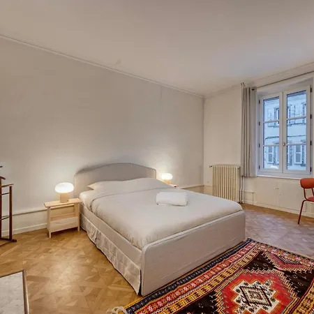 Bedroom 1 - Elegance & Comfort - Coliving Historic House 게스트하우스 페르네이 볼테르