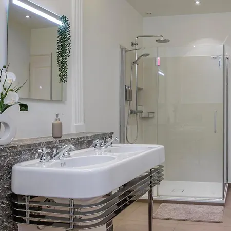 Bedroom 1 - Elegance & Comfort - Coliving Historic House 게스트하우스 페르네이 볼테르